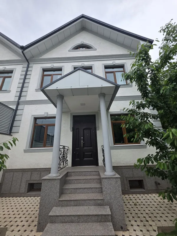 Мирзо Улуғбек тумани Қадрдон кӯчасида янги қурилган уй сотилади.