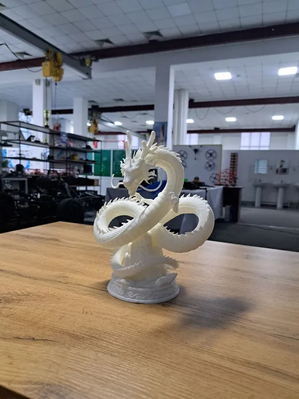 3D Bosmada Chiroyli Xitoy Ajdahosi Haykali