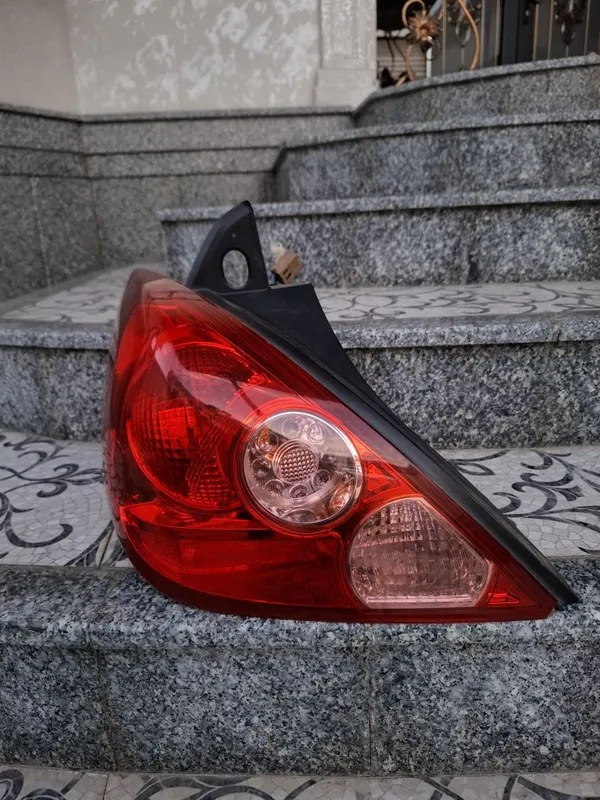 Nissan tiida orqa fara 2 Nissan tiida orqa fara 2