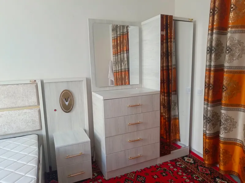 Продаётся спальня: 2 тумбы, трюмо, шкаф-купе 1 Продаётся спальня: 2 тумбы, трюмо, шкаф-купе 1