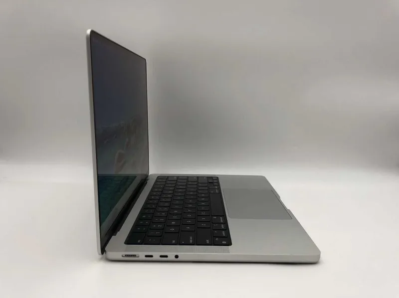 M3 Pro chip 18/512GB | 90% SILVER rangda 3 M3 Pro chip 18/512GB | 90% SILVER rangda 3