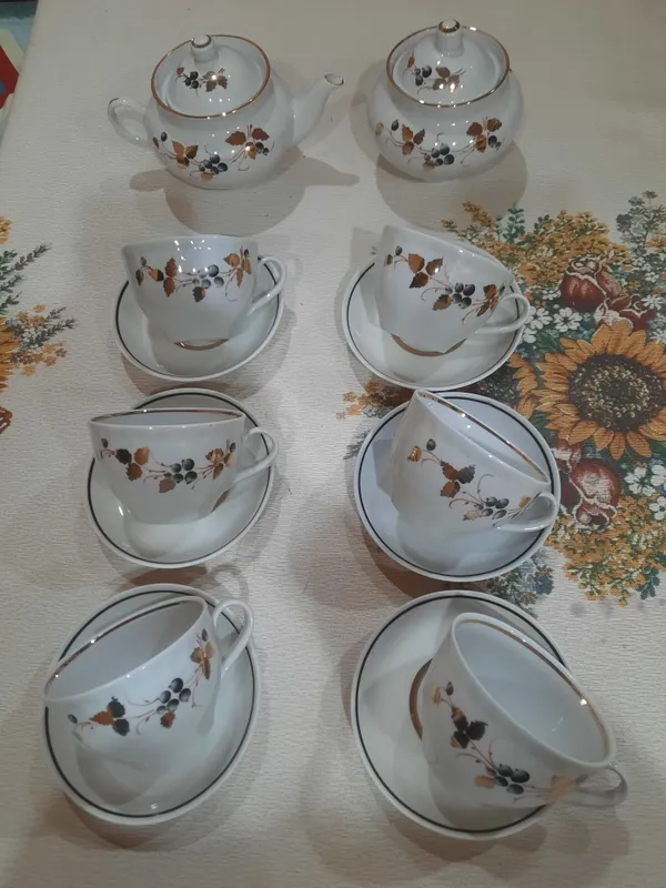 Абсолютно новый, коробочного хранения, редкий, красивый чайный сервиз
