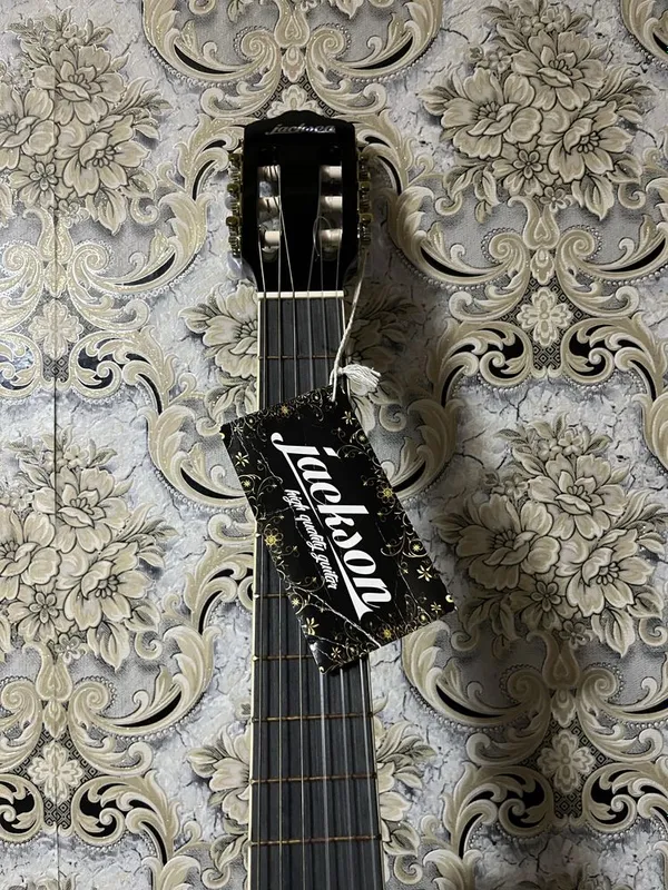 Klassik gitara sotiladi, yaxshi holatda — фото 4