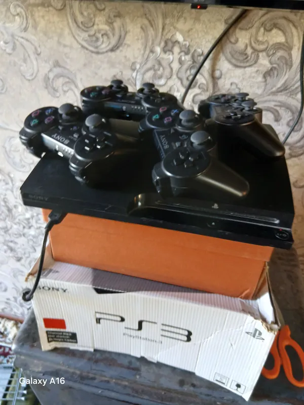 Продаётся PlayStation, 3 джойстика, 4 пульта Продаётся PlayStation, 3 джойстика, 4 пульта