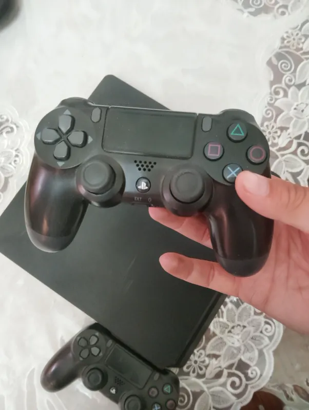 PS4 slim идеальное состояни 2 джойстика — фото 1