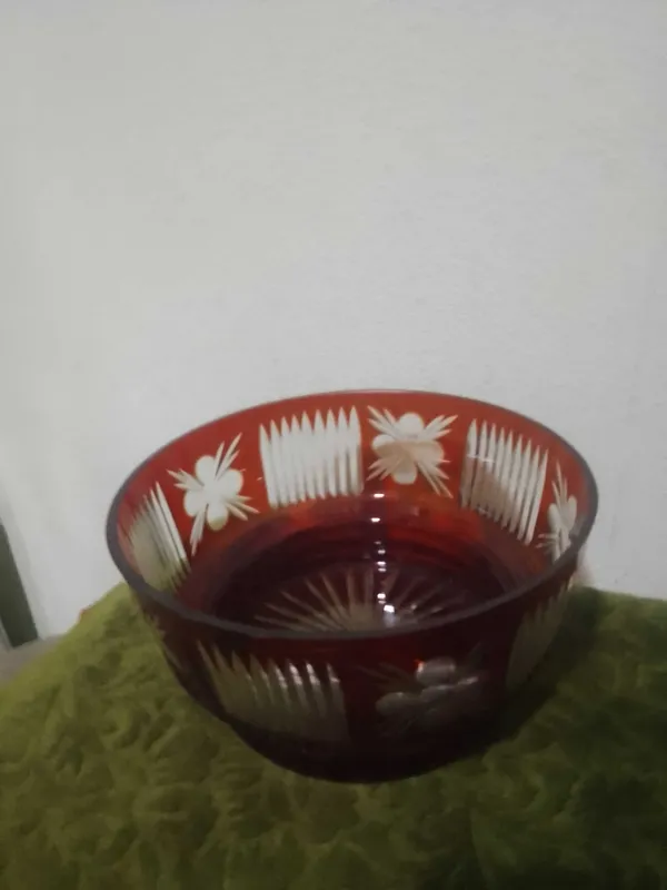 Продам две вазы красного цвета 1
