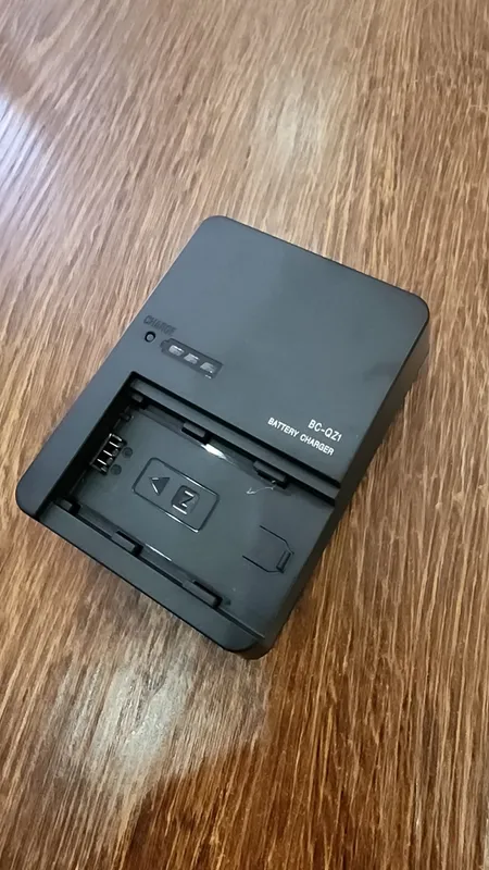 Продам новый зарядчик для sony BC-QZ1 копия. Работает отлично