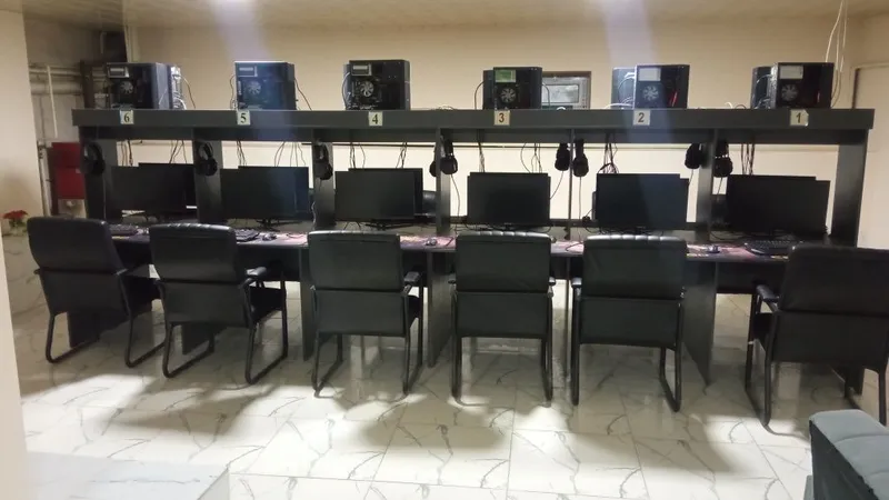 20 мата кампютер, и 2 та Плейстейшен 3.биргаликда сотилади