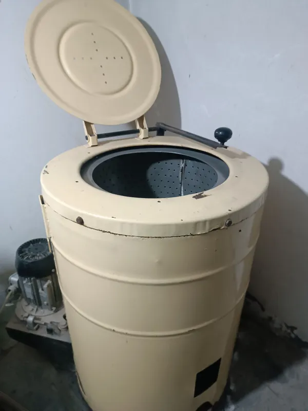 Sentrafuga apparat sotiladi