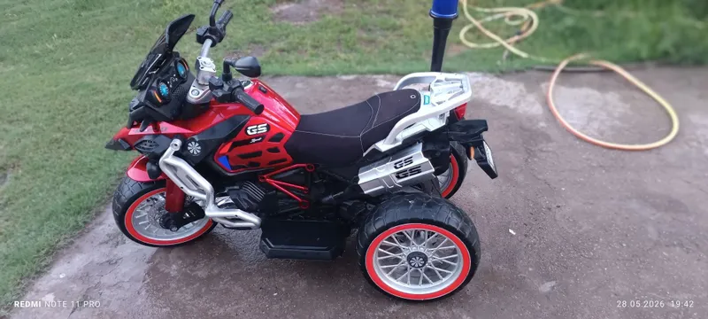 Bolalar uchun mototsikl kalitda o't oladi