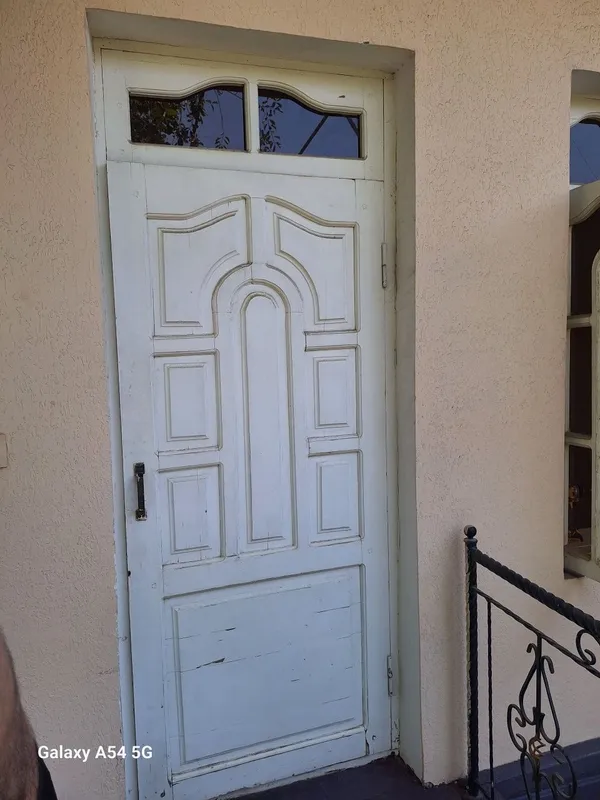 Rom eshik va oynalar, yodiviy oynalari bilan va shfaner 7
