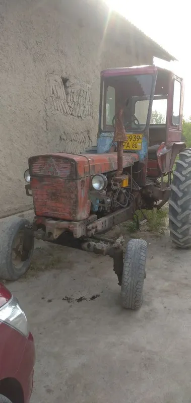 T28 traktor sotiladi