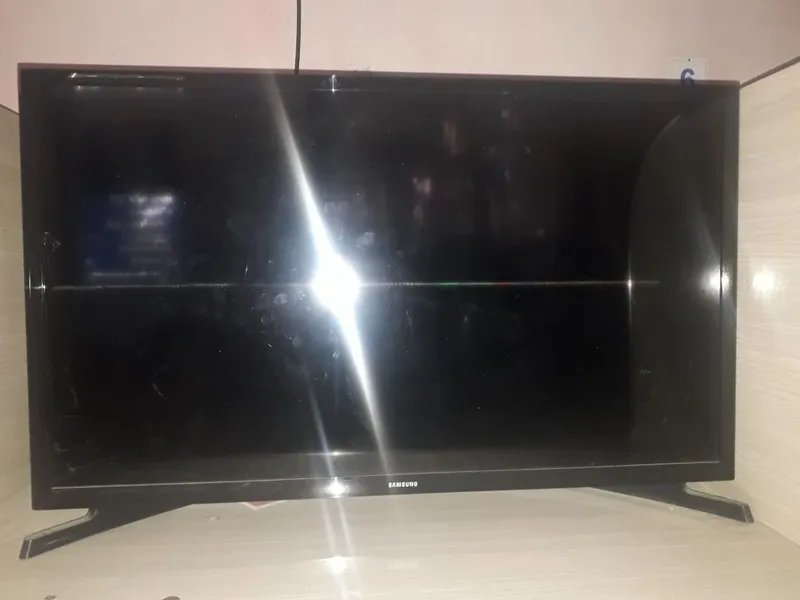 Televizor oddiy 32lik, ekran singan Televizor oddiy 32lik, ekran singan