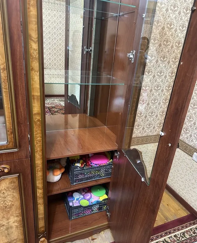 Стенка в зал, примерный размер 2/2,40, точный не знаю 3