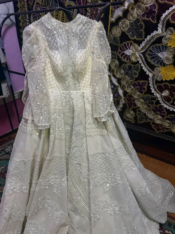 IVORY цвет, стандартные размеры, со шлейфом, сделаю скидку 4