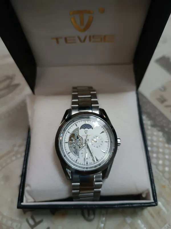 Часы от фирмы TEVISE