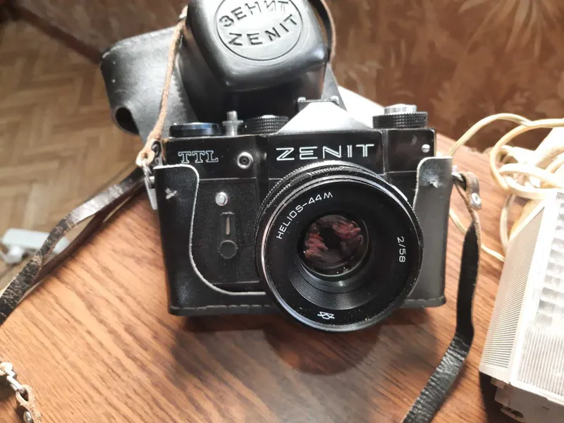 Продам фотоаппараты и объектив 2 Продам фотоаппараты и объектив 2