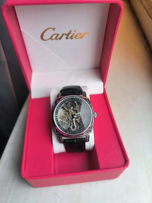 Erkaklar qo'l soati cartier