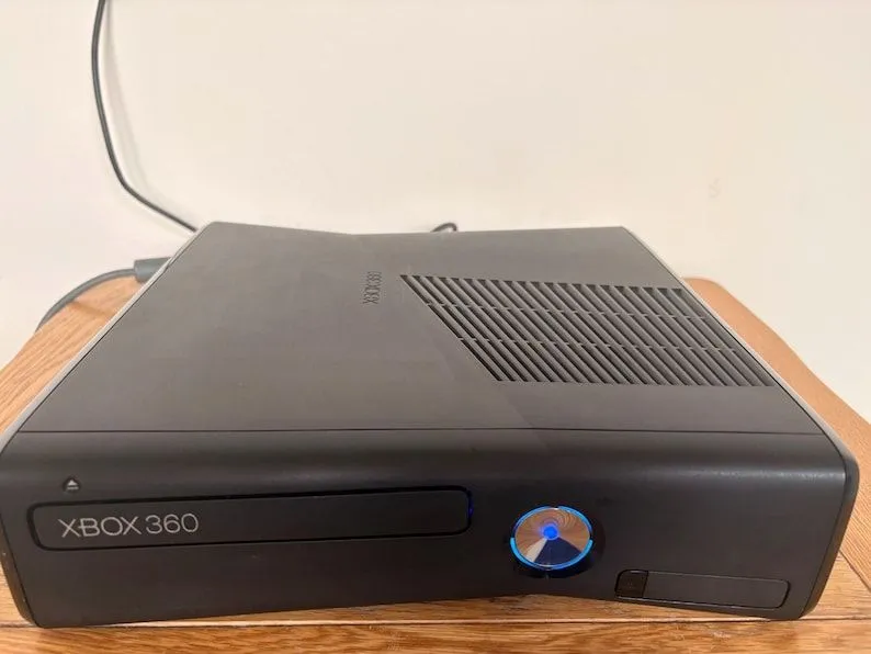 Xbox 360 S без джойстика и работает только с диском 2