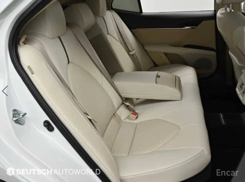 Toyota Camry 2.5 XLE Hybrid 4