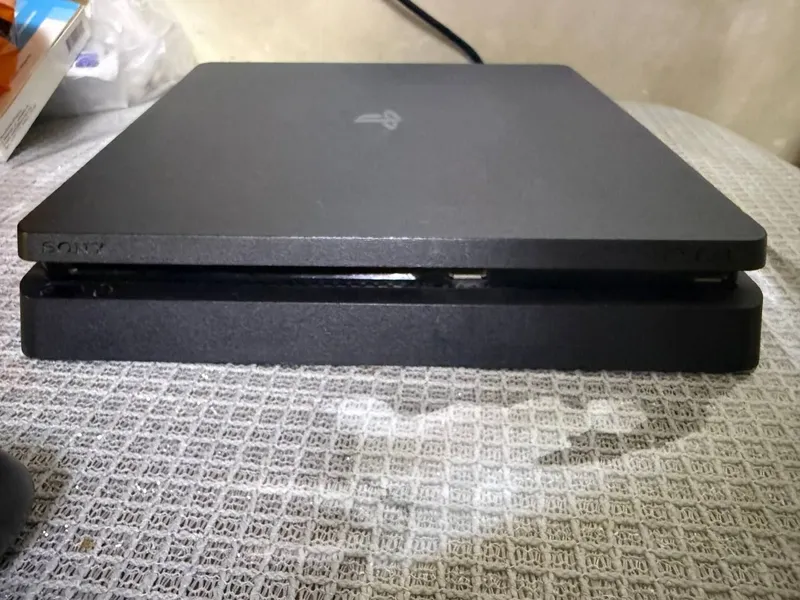 Playstation 4 Slim 3 Playstation 4 Slim 3
