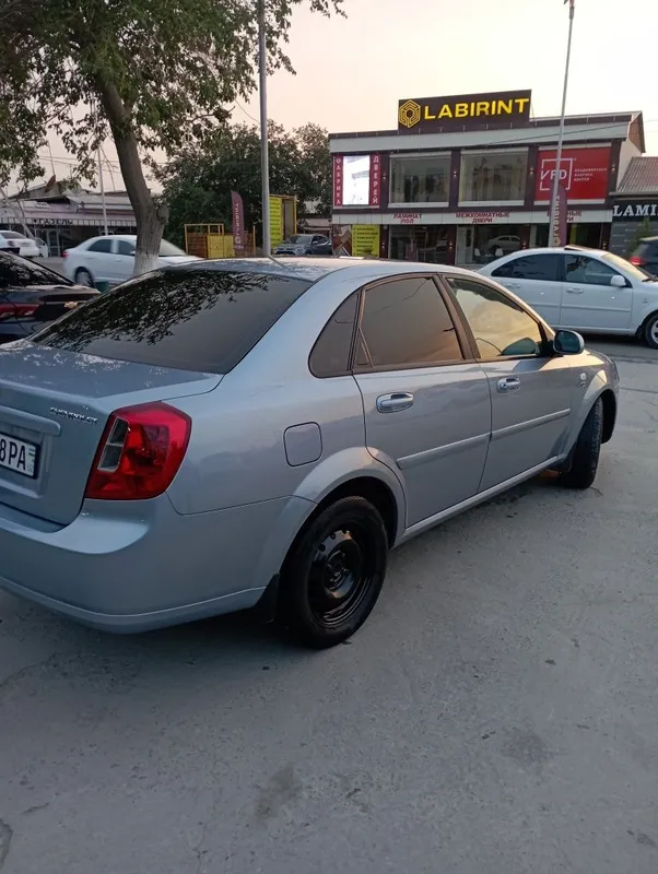 Lacetti 1.8 sotiladi 2