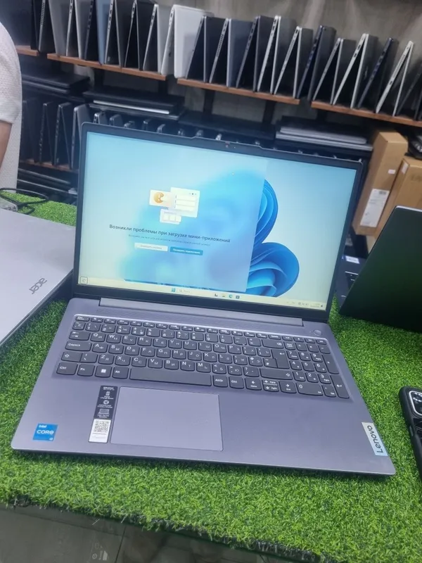 Lenovo noutbuk Core i3 13-avlod 8GB RAM 256GB SSD ideal holat 1 oy kaf