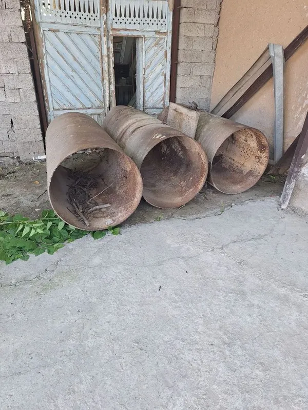 Metal qubur sotiladi.