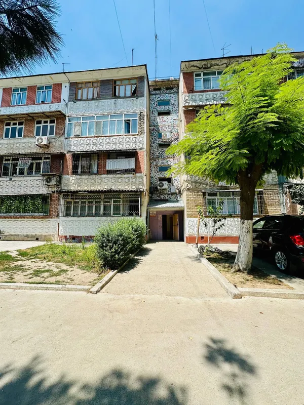 Продается квартира в Янгиюле 1 этаж 4 комнатная (Без ремонта)