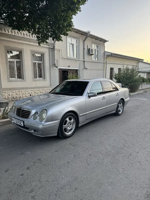 Mercedes Benz E200 — фото 1