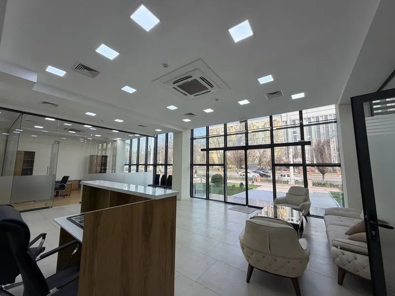 Срочно аренда офис Учебный центр Showroom с мебелью метро Айбек