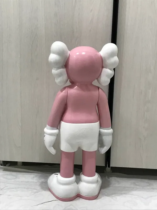 У статуэтки KAWS немного повреждена рука 2