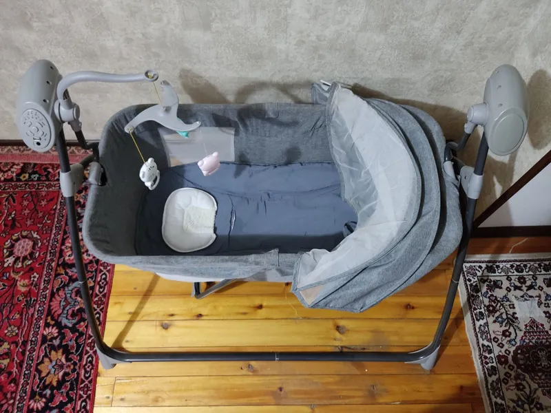 болалар учун люлька. Узини-узи тебратадиган.