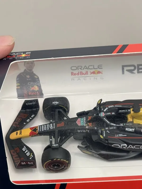 Модель Bburago F1 Red Bull в масштабе 1:43 2 Модель Bburago F1 Red Bull в масштабе 1:43 2