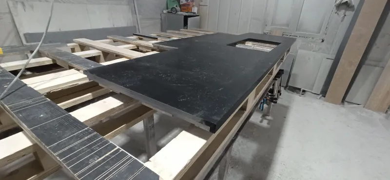 Kvarsli oshxona stoleshnitsasi KVARC-S 2