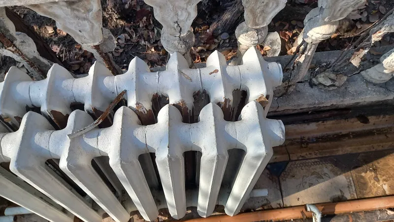 Чугунная батарея и труба д.40