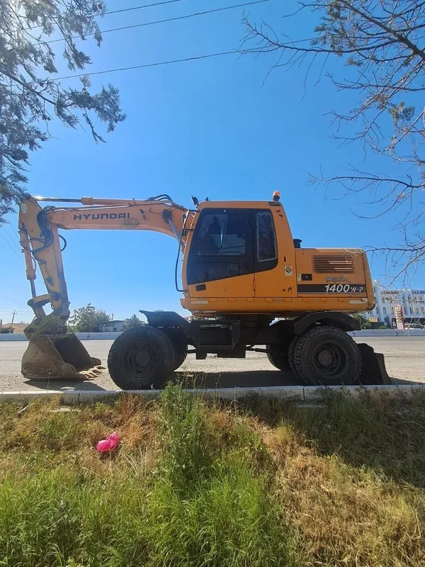 Hyundai Robex 1400W-7 g‘ildirakli ekskavatori. 2 Hyundai Robex 1400W-7 g‘ildirakli ekskavatori. 2
