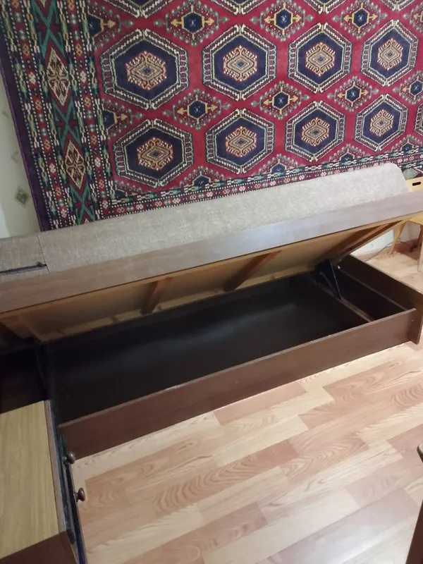Продается спальный набор: кровать, тумбочка, зеркало. — фото 1
