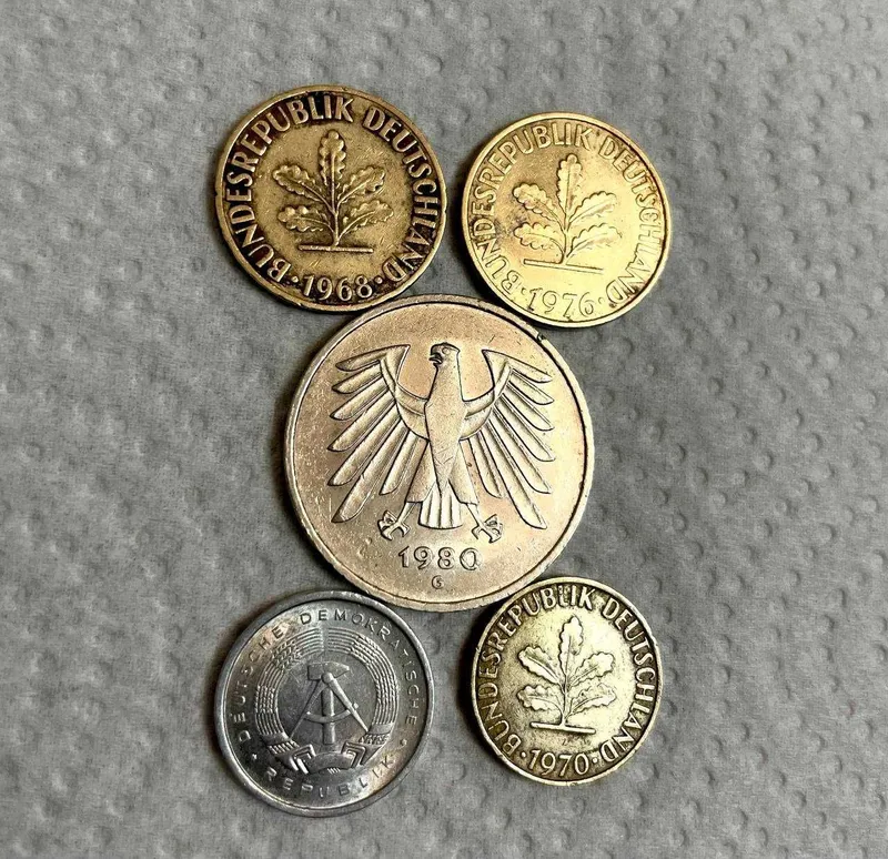 Немецкие монеты: 5 Deutsche Mark 1980 G, 10/5 Pfennig — лотом — фото 1
