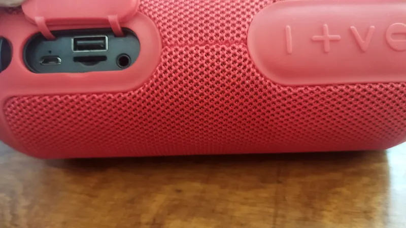 Продам колонку hoco JBL играет громко сочна басс класс качества супер 8