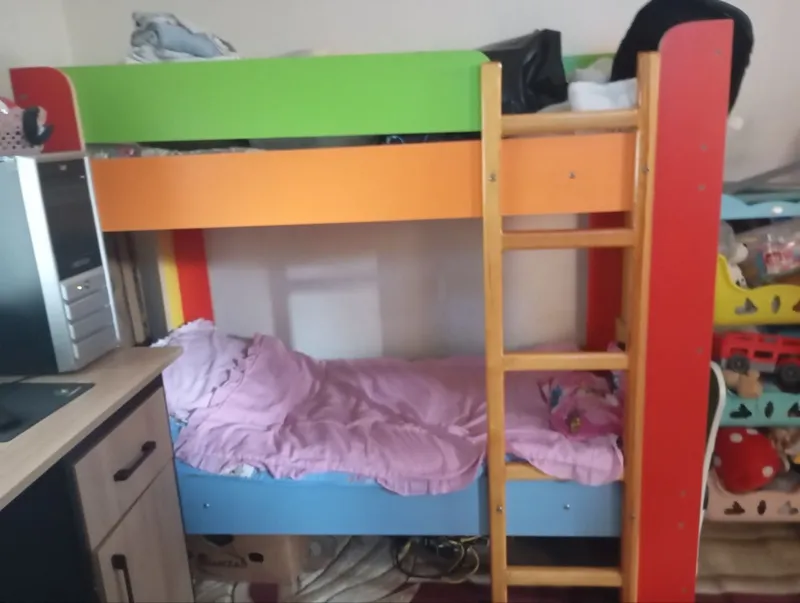 Продаётся детский кровать 2х этаж. не сломанный