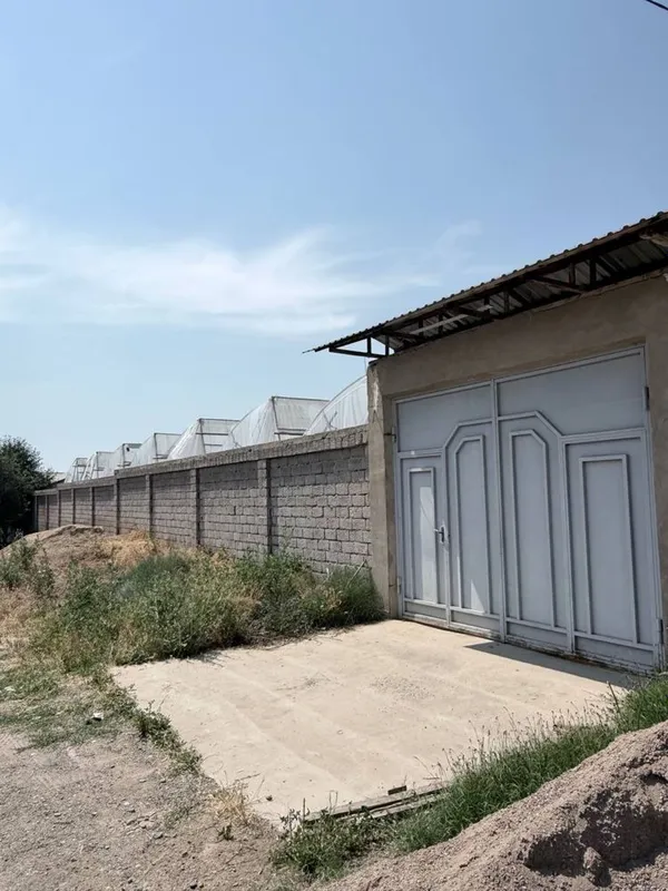 Srochno yer sotiladi 2 ta yonma yon hovli 3 Srochno yer sotiladi 2 ta yonma yon hovli 3