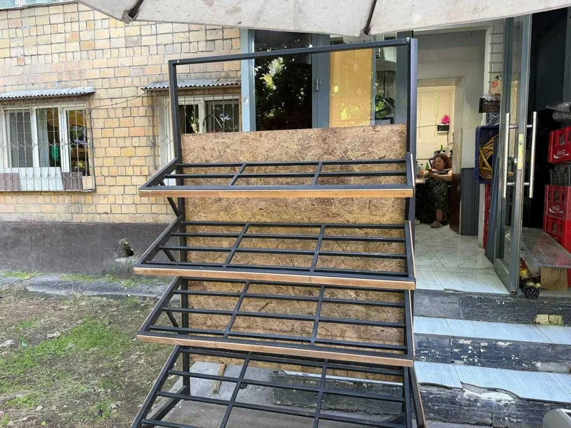 Надежный и стильный стеллаж для продажи фруктов и овощей — фото 3