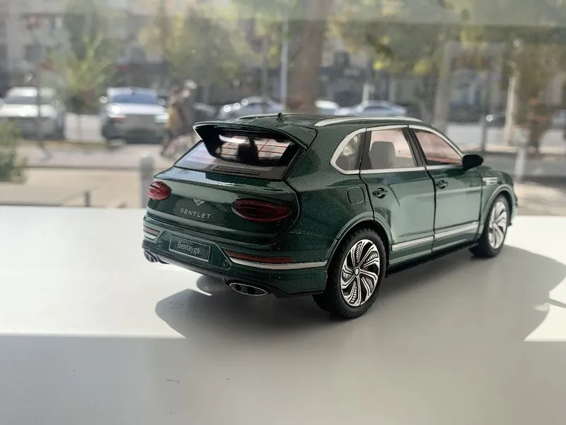 Modelka Bentley Bentyaga 1:24 2