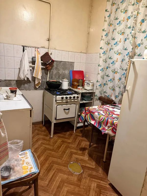 продам чиланзар 6.  трёх комнатная.  балкон 1,5*3 4