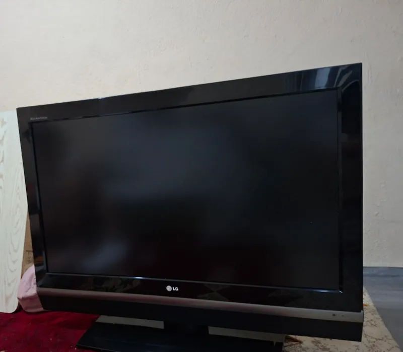 Телевизор LG 42" (42LC2R-TH)