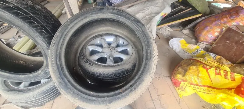 Li9 shina 295/40R20 106 V 4