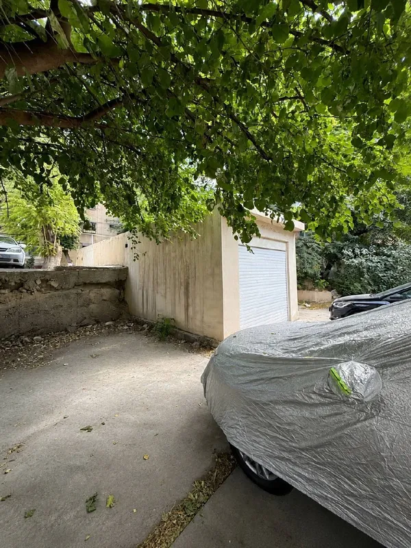 G‘ishtli uyda ta’mirli keng 3 xonali kvartira sotiladi, 15-shahar shifoxonasi yonida (rasmiy garaj 4×12) 10