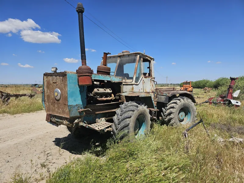 Traktor T 150 ..