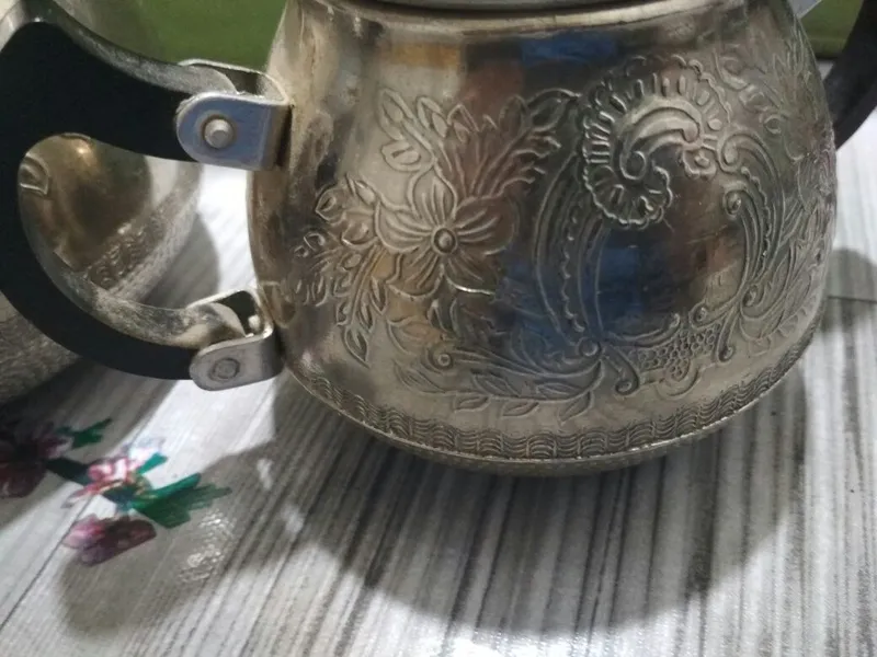 Металлический чайник и сахарница и три сковородки — фото 4